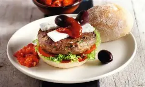 Co to jest hamburger? Poznaj składniki i różnorodność tego przysmaku