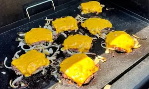 Co to smash burger? Odkryj sekrety idealnego burgera z grilla