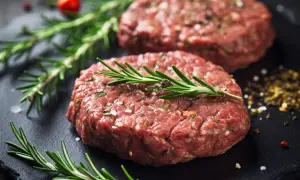 Jak przyprawić mięso wołowe na burgery, aby były soczyste i pyszne
