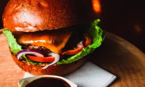 Co dodać do burgera, aby zaskoczyć smakiem i teksturą?