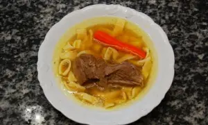 Jak gotować wołowinę na rosół, by uzyskać idealny smak?