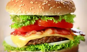 Jak wygląda hamburger? Odkryj jego składniki i wyjątkowe wersje