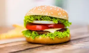 Ile kalorii ma hamburger? Zaskakujące informacje o wartościach odżywczych