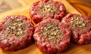 Jak doprawić wołowinę na burgery, by zaskoczyć smakiem?