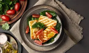 Jak jeść ser halloumi? Smaczne przepisy i praktyczne porady