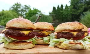 Jak smażyć hamburgery, by były soczyste i pełne smaku