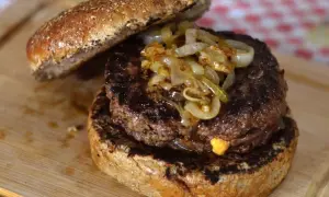 Jak przyprawić mięso do burgera, by zachwycić smakiem?