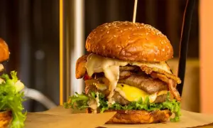 Co możemy znaleźć w burgerze? Odkryj składniki i warianty burgerów