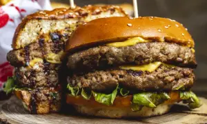 Czym się różni hamburger od burgera? Odkryj zaskakujące różnice