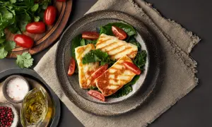 Halloumi co to jest? Poznaj smak, właściwości i zastosowania sera