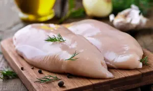 Ile czasu gotować pierś z kurczaka, aby uniknąć suchego mięsa?