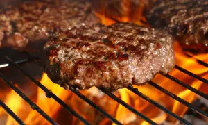 Jak idealnie smażyć wołowinę na burgery, by uniknąć wysuszenia