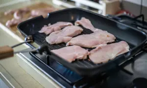 Jak zrobić pierś z kurczaka na patelni - szybki i smaczny przepis