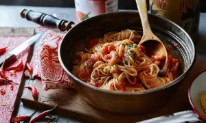 Pyszne spaghetti z krewetkami w sosie pomidorowym - prosty przepis
