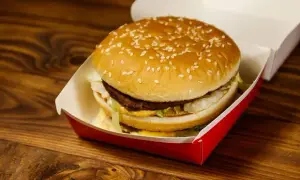 Od kiedy burger drwala? Poznaj datę i tajemnice tej kanapki