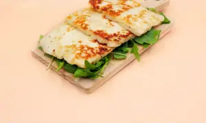 Ser halloumi jak smakuje – odkryj wyjątkowy smak i zastosowania