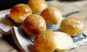Jak podgrzać gotowe bułki do hamburgerów, by były idealne?