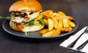 Ile kcal ma burger z kurczakiem? Zaskakujące różnice w kaloriach!