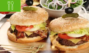 Burger z czym? Odkryj najlepsze dodatki, które zachwycą smakiem