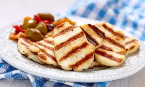 Jak grillować ser halloumi na patelni, aby uniknąć twardości?