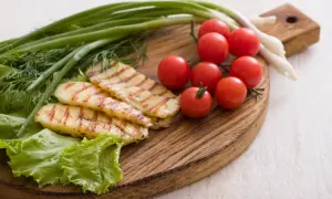 Czy halloumi jest zdrowy? Odkryj jego zalety i zagrożenia dla zdrowia