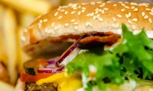 Ile kalorii ma burger wołowy z frytkami? Sprawdź, co jesz!
