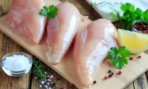 Jak szybko rozmrozić mięso z kurczaka i uniknąć bakterii?