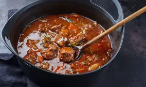 Ile dusić wołowinę, aby uzyskać idealną miękkość i smak?