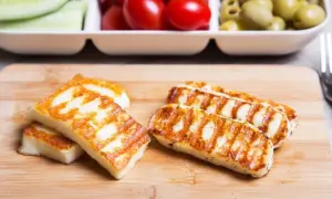 Co to jest ser halloumi? Odkryj jego smak i zastosowanie w kuchni