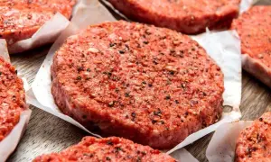 Jak doprawić mięso wołowe na burgery, by uniknąć mdłego smaku
