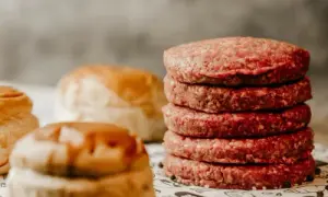 Ile smażyć mięso na burgera, aby uniknąć suchych kotletów?