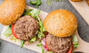 Jak smażyć burger wołowy, aby uniknąć suchych i twardych kotletów