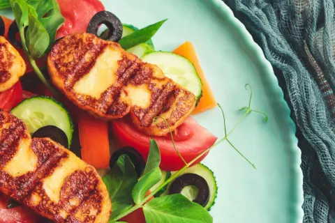 Jak smacznie wykorzystać ser halloumi w prostych przepisach na dania
