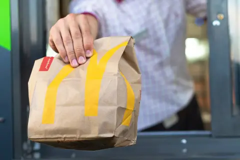 Ile kosztuje burger w McDonald's? Sprawdź ceny i oferty!