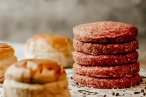 Ile smażyć burgera wołowego, aby był idealnie soczysty i smaczny
