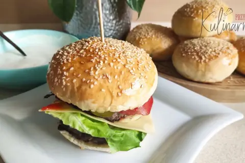Jak podgrzać bułki do hamburgerów z Biedronki, by nie były twarde