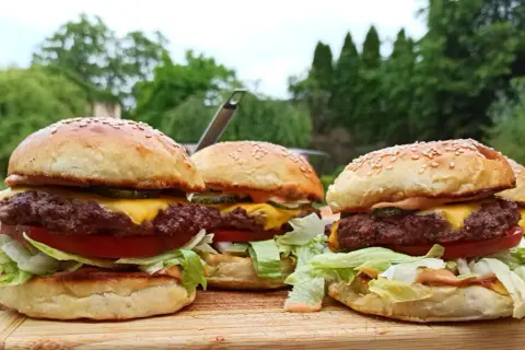 Jak smażyć hamburgery, by były soczyste i pełne smaku