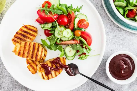 Jak zrobić ser halloumi na grillu, aby zaskoczyć swoich gości