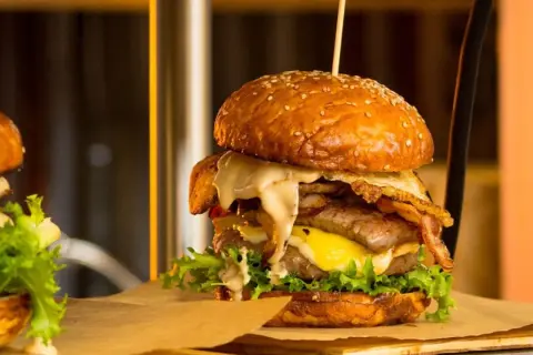 Co możemy znaleźć w burgerze? Odkryj składniki i warianty burgerów