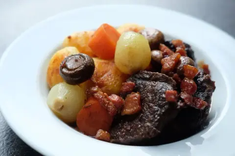 Z czym podawać wołowinę? Odkryj idealne dodatki do mięsa