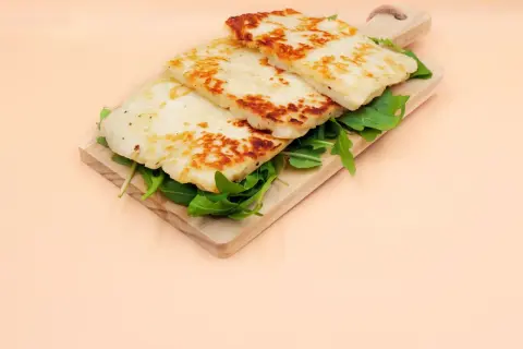 Ser halloumi jak smakuje – odkryj wyjątkowy smak i zastosowania