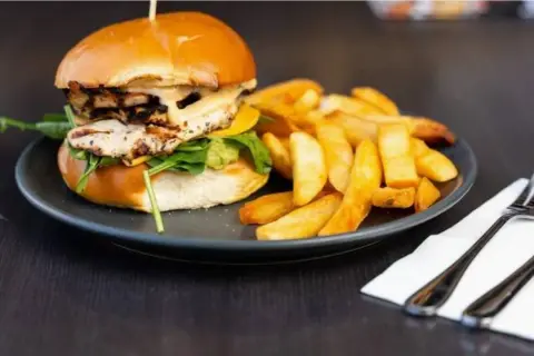 Ile kcal ma burger z kurczakiem? Zaskakujące różnice w kaloriach!
