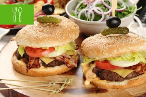 Burger z czym? Odkryj najlepsze dodatki, które zachwycą smakiem