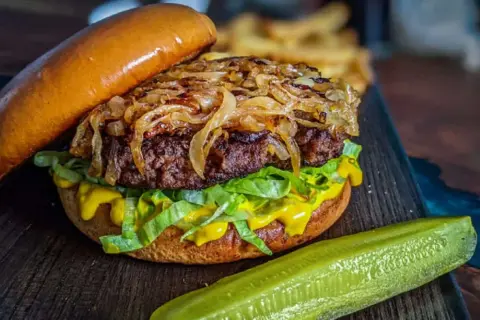 Jak przygotować mrożone hamburgery, aby były soczyste i smaczne