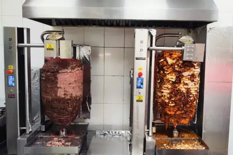 Jak wybrać opiekacz do kebaba? Praktyczny poradnik dla gastronomii