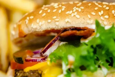 Ile kcal ma burger? Sprawdź, jakie kalorie kryją się w ulubionych burgerach
