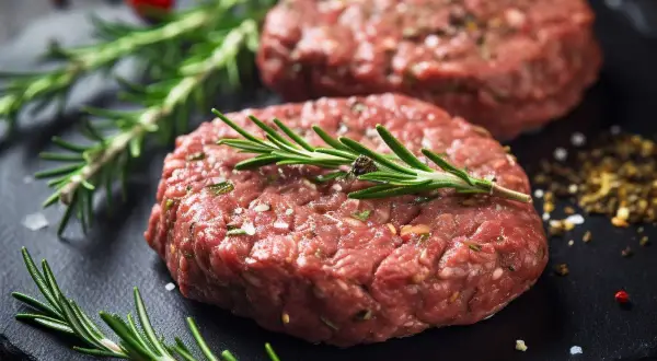 Jak przyprawić mięso wołowe na burgery, aby były soczyste i pyszne