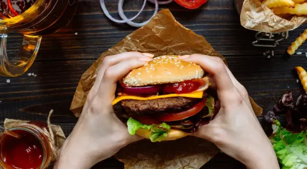 Z czym hamburgery? Odkryj najlepsze składniki i dodatki do burgerów