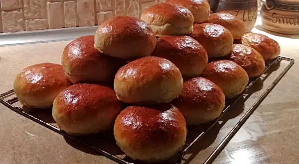 Jak zrobić bułki do hamburgerów – prosta receptura, która zachwyci