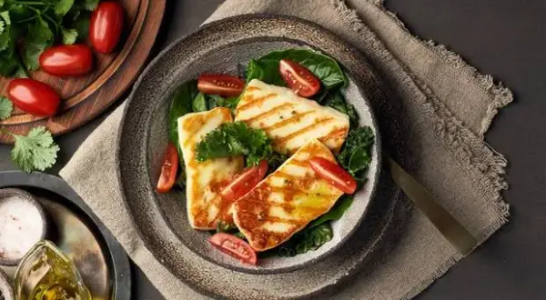 Jak jeść ser halloumi? Smaczne przepisy i praktyczne porady